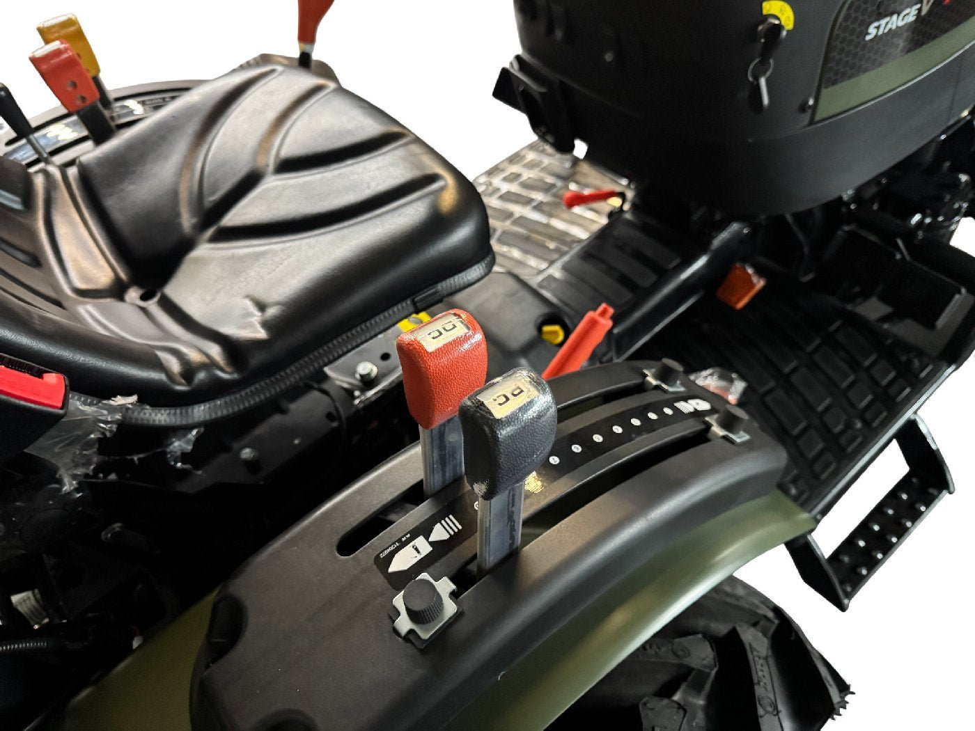 Startrac 22 Kleintraktor Nato-Grün – 22 PS Allradtraktor mit Ackerstollenbereifung – Bild 7