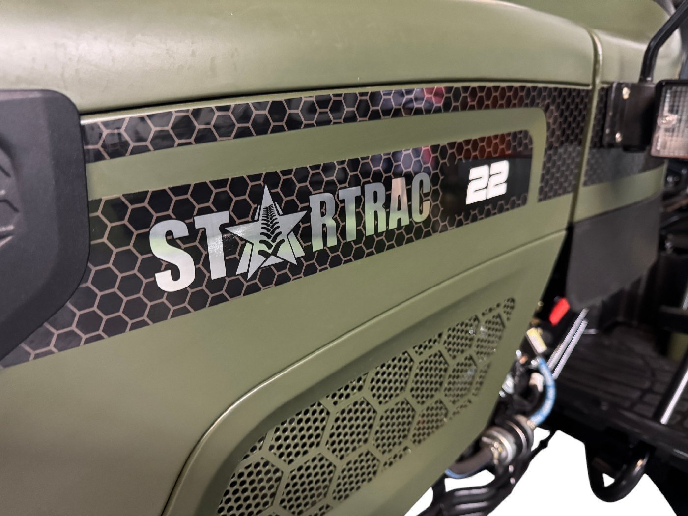 Startrac 22 Kleintraktor Nato-Grün – 22 PS Allradtraktor mit Ackerstollenbereifung – Bild 11